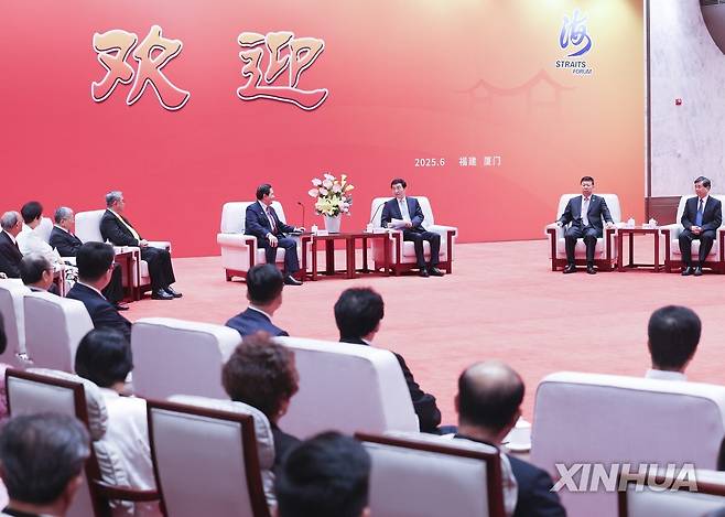 15일 마잉주 전 대만 총통(가운데에서 왼쪽) 만난 왕후닝 정협 주석(오른쪽) [신화 연합뉴스 자료사진]