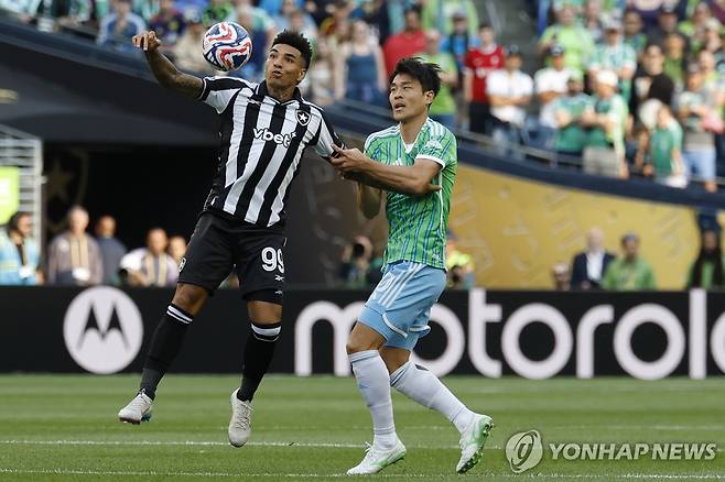 볼 경합 중인 시애틀 사운더스의 김기희(오른쪽) [EPA=연합뉴스]