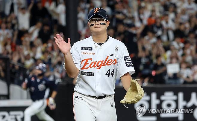 만루 위기 넘긴 김서현 (대전=연합뉴스) 김준범 기자 = 12일 대전 한화생명 볼파크에서 열린 2025 신한 SOL 뱅크 KBO리그 두산 베어스와 한화 이글스의 경기. 8회초 2사 만루 위기를 무실점으로 넘긴 한화 김서현이 손뼉 치고 있다. 2025.6.12 psykims@yna.co.kr