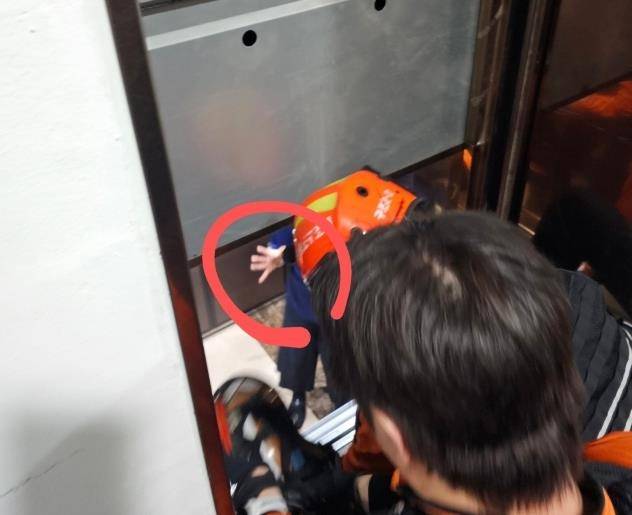 승강기에 갇힌 직원 구조하는 소방대원 [독자 제공. 재판매 및 DB 금지]