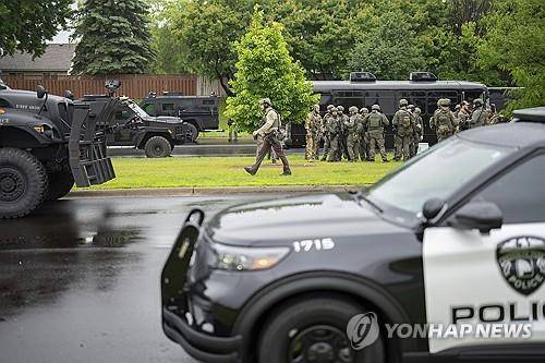 미네소타주 주의원 피살 사건 현장에 배치된 경찰 [AP 연합뉴스 자료사진]