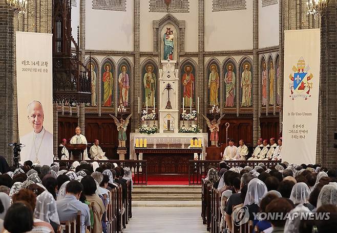 레오 14세 교황 선출 감사 미사 (서울=연합뉴스) 이재희 기자 = 16일 서울 중구 명동성당에서 레오 14세 교황 선출 감사 미사가 열리고 있다. 2025.6.16 scape@yna.co.kr