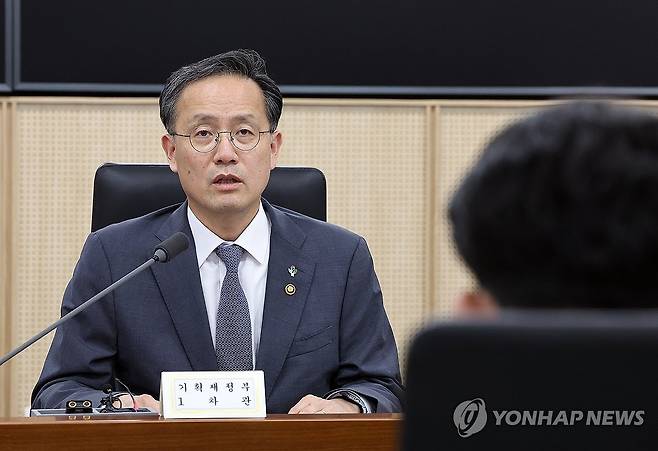 물가관계차관회의 (세종=연합뉴스) 배재만 기자 = 이형일 기획재정부 1차관이 16일 정부세종청사 중앙동 대회의실에서 열린 물가관계차관회의에서 최근 소비자물가 동향 및 대응 방안을 논의하고 있다. 2025.6.16 scoop@yna.co.kr