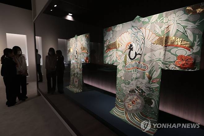 국립중앙박물관 '일본미술, 네 가지 시선' 전 개최 (서울=연합뉴스) 류효림 기자 = 16일 서울 용산구 국립중앙박물관에서 열린 한일 국교 정상화 60주년 특별전 '일본미술, 네 가지 시선' 전 언론공개회에서 참석자들이 전시물을 살펴보고 있다. 2025.6.16 ryousanta@yna.co.kr