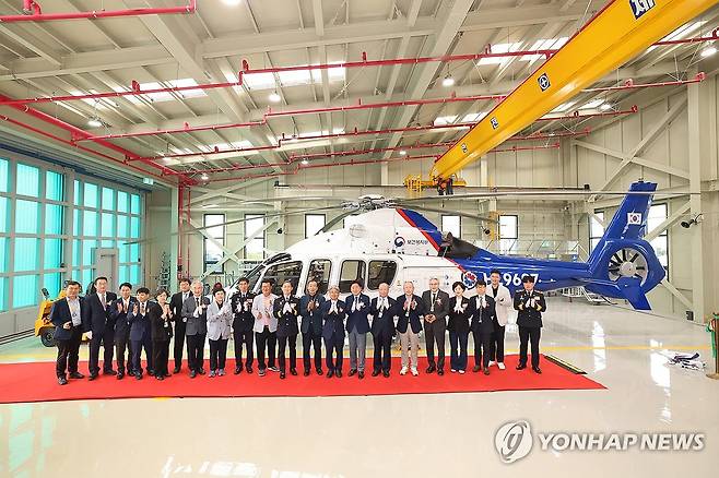 제주 응급의료 전용헬기 격납고 개소식 (제주=연합뉴스) 박지호 기자 = 16일 오전 제주국제공항에서 제주 응급의료 전용헬기 격납고 개소식이 열리고 있다. 2025.6.16 jihopark@yna.co.kr