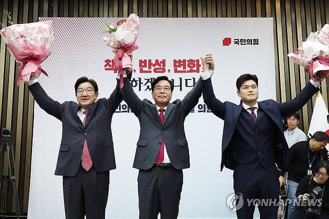 국민의힘 원내대표로 선출된 송언석 의원 (서울=연합뉴스) 류영석 기자 = 국민의힘 신임 원내대표로 당선된 송언석 의원이 16일 원내대표 선출 의원총회가 열린 국회 회의장에서 권성동 전 원내대표, 김용태 비상대책위원장과 기념촬영을 하고 있다. 2025.6.16 [공동취재] ondol@yna.co.kr