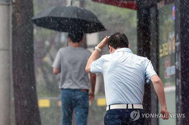 갑자기 쏟아지는 비 (서울=연합뉴스) 신현우 기자 = 전국 곳곳 비가 내린 16일 서울 서대문구에서 한 시민이 손으로 비를 막으며 뛰어가고 있다. 2025.6.16 nowwego@yna.co.kr