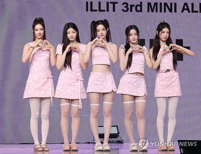 세번째 미니앨범 발표한 아일릿 (서울=연합뉴스) 이재희 기자 = 그룹 아일릿(ILLIT)이 16일 서울 광진구 예스24라이브홀에서 열린 세 번째 미니앨범 '밤'(bomb) 언론 공개회에서 포즈를 취하고 있다. 2025.6.16 scape@yna.co.kr