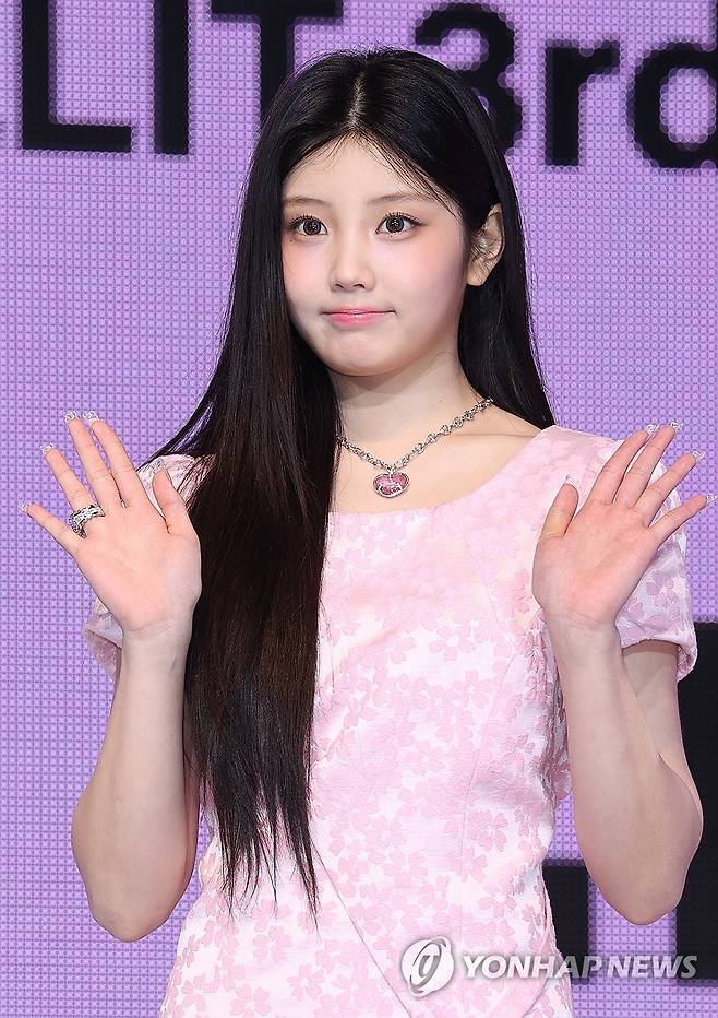 포즈 취하는 아일릿 원희 (서울=연합뉴스) 이재희 기자 = 그룹 아일릿(ILLIT)의 원희가 16일 서울 광진구 예스24라이브홀에서 열린 세 번째 미니앨범 '밤'(bomb) 언론 공개회에서 포즈를 취하고 있다. 2025.6.16 scape@yna.co.kr