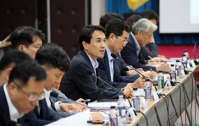 통합 전략회의 주재하는 김진태 강원도지사 [강원도 제공.재판매 및 DB 금지]