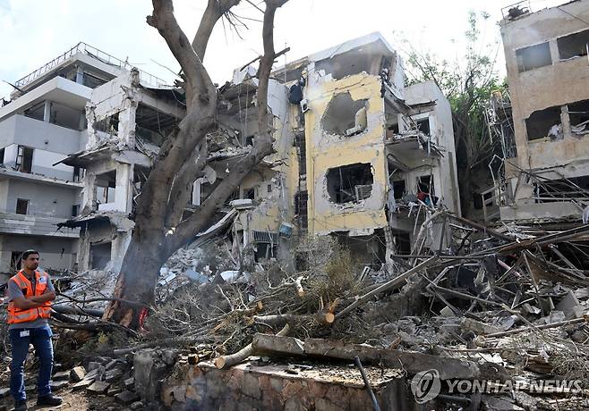 이란 미사일 맞은 이스라엘 (텔아비브 UPI=연합뉴스) 16일(현지시간) 이스라엘 중심도시 텔아비브의 이란 미사일 피해 지역. 2025.6.16 photo@yna.co.kr