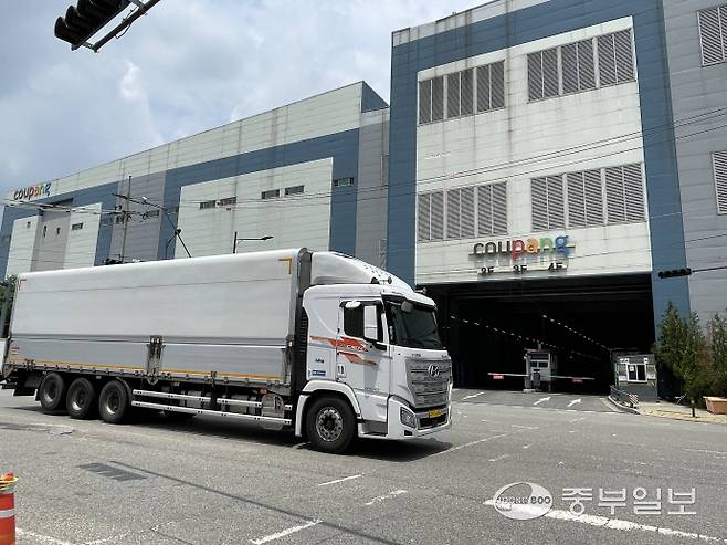 17일 오전 쿠팡 동탄물류센터에 배송을 위한 차량이 진입하고 있다. 김이래 기자