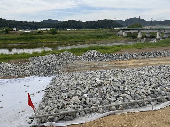 지난 13일 오전 10시경 대전 서구 정방 마을에서는 지난해 붕괴된 제방 공사가 계속 진행되고 있었다. 시잔=권오선 기자
