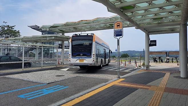 북울산역 역내 및 오토밸리로 승강장을 경유하는 버스 대다수가 승객이 보이지 않으면 별도의 주정차 없이 곧장 통과하고 있었다.