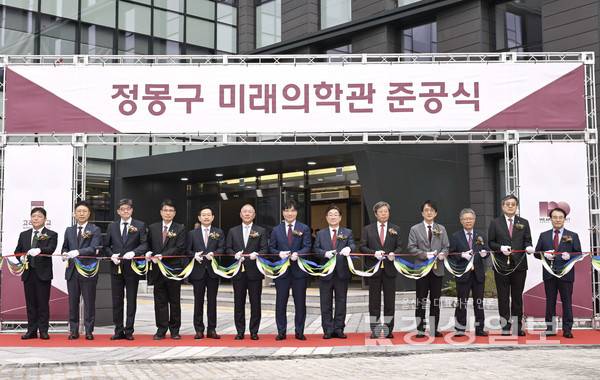 정몽구 현대차그룹 명예회장의 사재가 기부된 고려대 메디사이언스파크 '정몽구 미래의학관' 준공식이 16일 서울 성북구 고려대 의료원 메디사이언스파크에서 열렸다. 준공식에서 정의선 현대차그룹 회장, 김재호 고려중앙학원 이사장, 김동원 고려대 총장, 승명호 교우회장 등 참석자들이 테이프커팅을 하고 있다. 현대차 제공