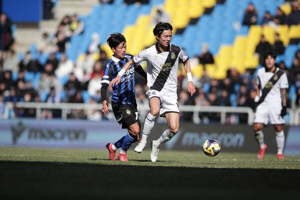 경남FC 이강희(오른쪽)가 드리블을 하고 있다. /프로축구연맹