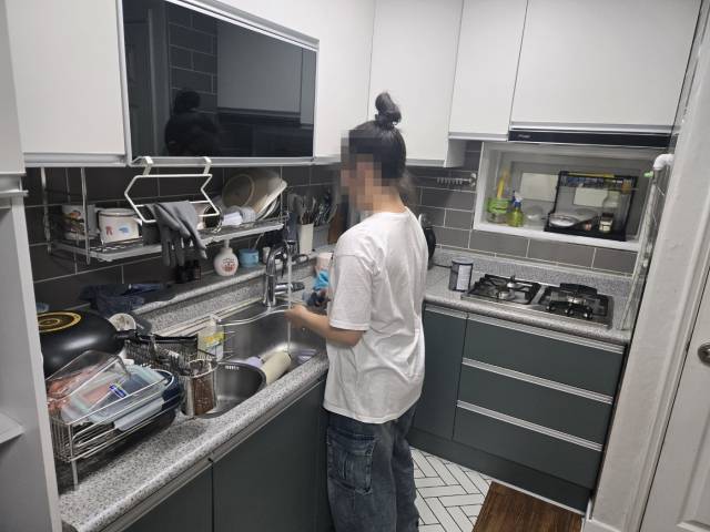 지난달 12일 찾은 대구 수성구 한 아파트. 초등하교 5학년 황세희(11·가명) 양이 집에서 설거지를 하고 있다. 세희 양은 지난해 가족돌봄청년으로 사례 관리 대상에 이름을 올렸다. 유방암을 앓는 어머니 대신 지역아동센터를 찾고 어려움을 알렸다. 임재환 기자