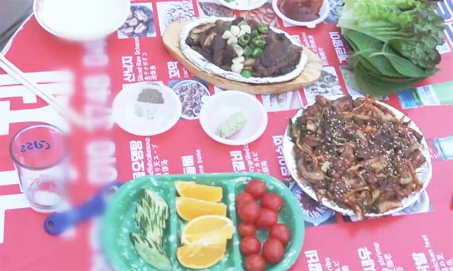 LA갈비와 곰장어. 구성환은 고갈비를 흰밥과 묵은지와 함께 먹는 조합을 추천했다. MBC '나혼자산다' 캡처