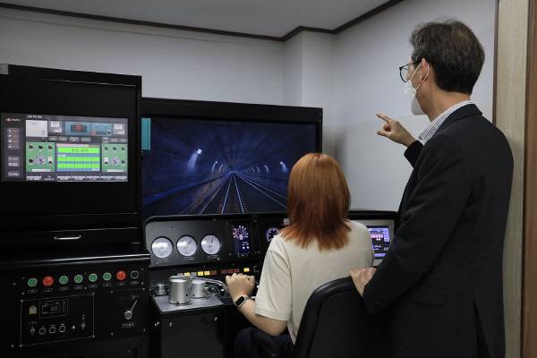 철도아카데미 교육생이 기본기능 모의운전연습기(PTS)로 전동차 운전을 실습하고 있다. 경일대.