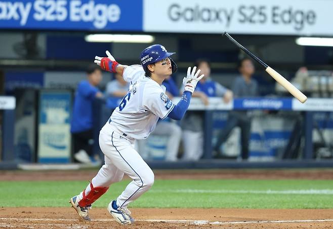 17일 오후 6시30분 대구 삼성라이온즈파크에서 열린 '2025 신한 SOL 뱅크 KBO리그' 삼성 라이온즈와 두산 베어스 경기에서 박승규가 홈런을 치고 있다. <삼성 라이온즈 제공>