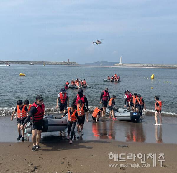 사진은 2024년 진행된 제주특화연안안전교실 바다생존수영교육 모습. (사진=제주도교육청)