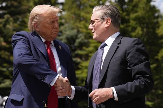 도널드 트럼프(왼쪽) 미국 대통령과 키어 스타머 영국 총리가 16일(현지 시간) 캐나다 카나나스키스에서 주요 7개국(G7) 정상회의를 계기로 회담 후 악수하고 있다. 사진=AP/뉴시스