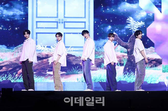 투모로우바이투게더 ‘액트 : 프로미스 - 에피소드2’ 공연의 한 장면(사진=빅히트뮤직)