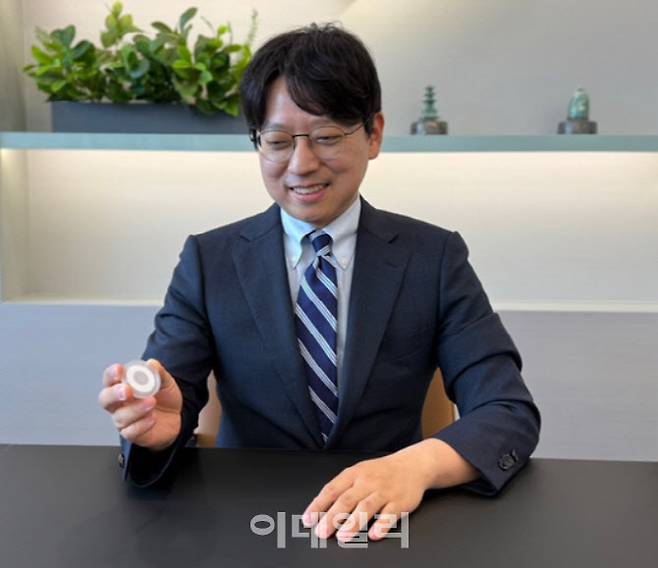 백승기 쿼드메디슨 대표가 이데일리와 인터뷰를 진행하며 마이크로니들 제품을 소개하고 있다.(사진=이데일리 임정요 기자)