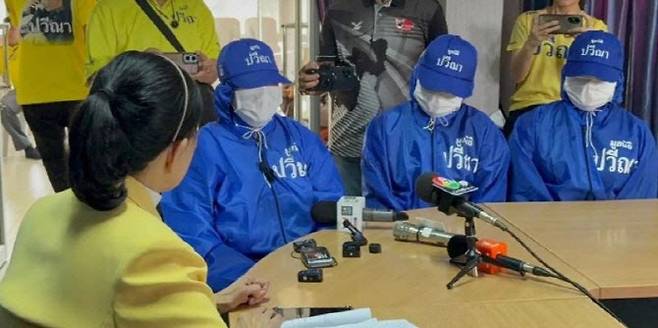 지난 2월 파베나 재단 대표와 조지아 난자 농장에서 구출된 태국 여성 세 명이 이야기를 나누고 있는 모습. (사진=페이스북)