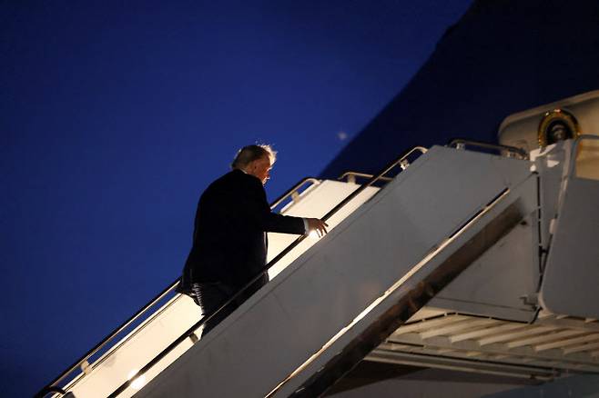 도널드 트럼프 미국 대통령이 16일(현지시간) 캐나다 서부 캐내내스키스에서 열린 G7 정상회의 도중 워싱턴으로 돌아가기 위해 캐나다 알버타주 캘거리 국제공항에서 에어포스원에 탑승하고 있다. (사진=로이터)