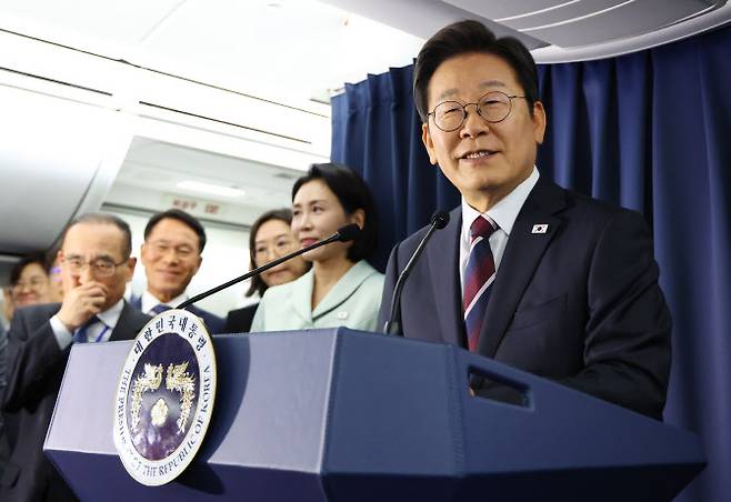 이재명 대통령은 지난 16일(현지시간) 캐나다 캘거리행 대통령 전용기(공군1호기) 안에서 기자간담회를 열고 추경 편성과 관련한 질문에 “현실적으로 서민 살림이 워낙 어려운 상황이기 때문에 소득 지원 성격도 함께 고려할 필요가 있다”고 말했다. (사진=연합뉴스)