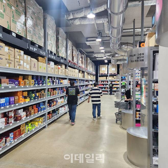 A약국  매장에는 검은 옷을 입은 직원이 상품 배치 등을 묻는 손님을 대응하며 전문 상담이 필요할 때는 약사가 직접 상담한다. (사진=안치영 기자)