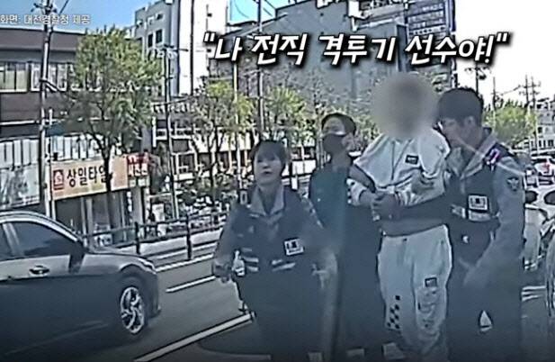만취 상태서 운전하다 검문을 피해 도주하고 경찰관들에 행패 부린 30대 남성. (사진=연합뉴스)