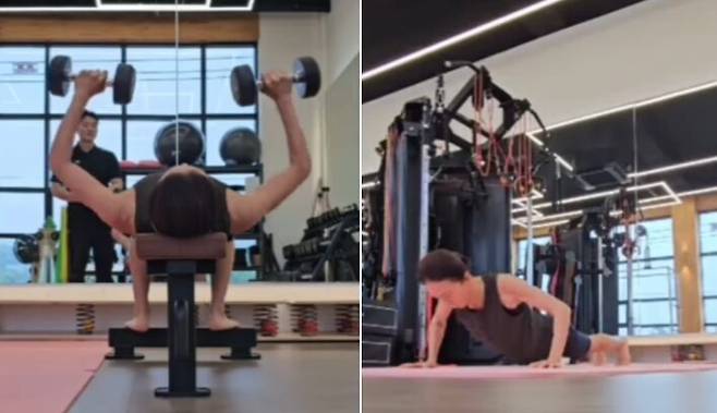 김희애는 덤벨을 이용한 벤치 프레스, 맨몸 푸쉬업 등으로 운동하는 모습을 공개했다. [사진=SNS]