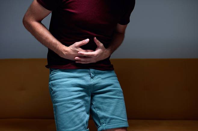 악명 높은 요로결석 통증은 결석이 생긴 부위에 따라 옆구리, 아랫배, 사타구니, 고환 등에서 발생할 수 있다. 건강한 사람이 요로결석을 예방하려면 평소 물을 많이 마시고 짠 음식이나 고기를 너무 많이 먹지 않도록 주의해야 한다.[사진=게티이미지뱅크]