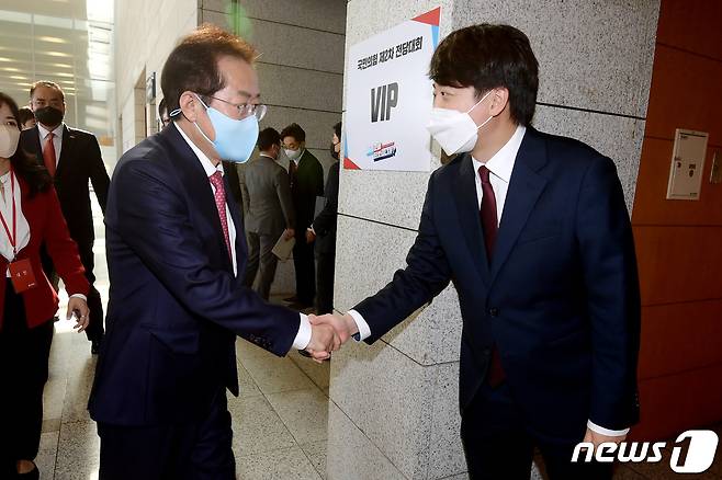 2021년 11월 5일 홍준표 국민의힘 대선 경선 후보(왼쪽)가 서울 용산구 백범김구기념관에서 열린 제2차 전당대회에 참석하기 전 이준석 국민의힘 대표와 악수를 나누고 있다. 2021.11.5/뉴스1 ⓒ News1 오대일 기자