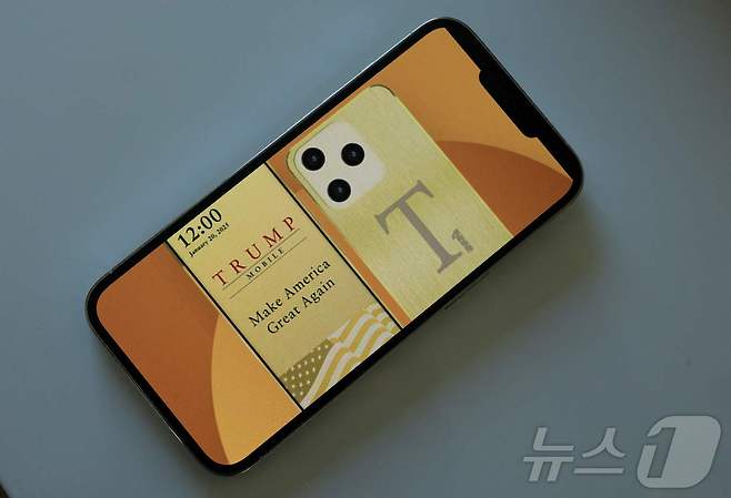 16일 트럼프 그룹이 이동통신 사업과 스마트폰 출시를 발표했다. 트럼프 모바일은 세 개의 전국 전화 서비스 제공업체와 동일한 통신 범위를 제공하는 셀룰러 요금제와 스마트폰을 출시한다. 사진은 아이폰. 2025.6.16 ⓒ AFP=뉴스1 ⓒ News1 강민경 기자
