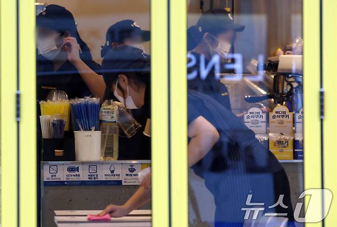 서울 한 커피점에서 근로자가 업무를 하고 있다. 2024.12.31/뉴스1 ⓒ News1 김명섭 기자