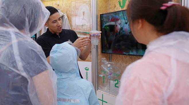 (서울=뉴스1) 김진희 기자 = BYN블랙야크그룹은 지난 13일 한화이글스 홈구장인 대전 한화생명 볼파크에서 자사의 페트병 자원순환 시스템을 소개했다.(블랙야크제공)