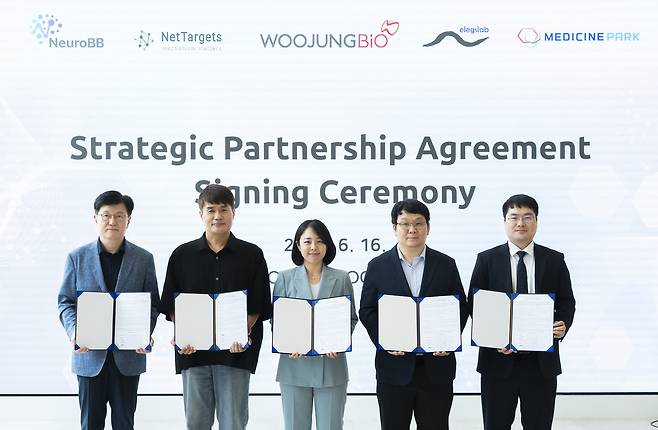 천희정 우정바이오 대표(가운데)와 전략적 파트너십 계약 체결 기업 관계자들이 기념사진을 찍고 있다.(우정바이오 제공)/뉴스1
