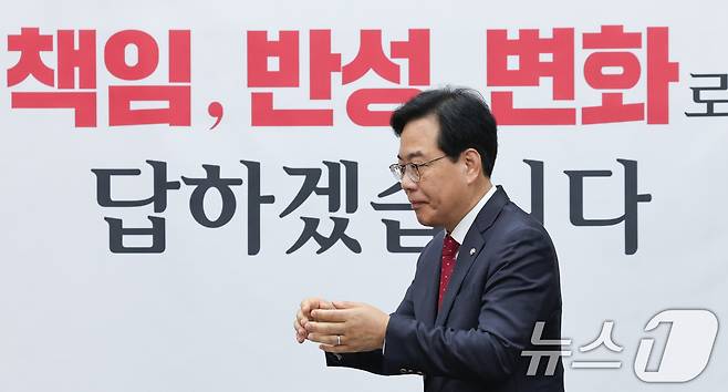 송언석 국민의힘 신임 원내대표가 17일 오전 서울 여의도 국회에서 열린 원내대책회의에 참석해 의원들과 인사하고 있다. 2025.6.17/뉴스1 ⓒ News1 안은나 기자