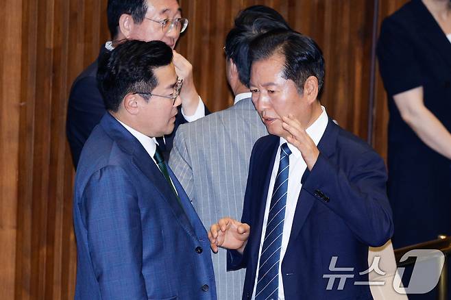 박찬대 더불어민주당 원내대표(왼쪽)와 정청래 국회 법제사법위원장이 10일 오후 서울 여의도 국회 본회의장에서 외교·통일·안보 분야 대정부질문에 앞서 대화하고 있다. 2024.9.10/뉴스1 ⓒ News1 안은나 기자