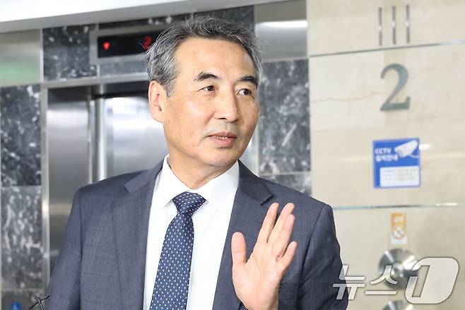 윤석열 전 대통령의 부인 김건희 여사 의혹 관련 사건을 맡은 민중기 특별검사가 17일 오전 서울 서초구 사무실로 출근하고 있다. 2025.6.17/뉴스1 ⓒ News1 민경석 기자