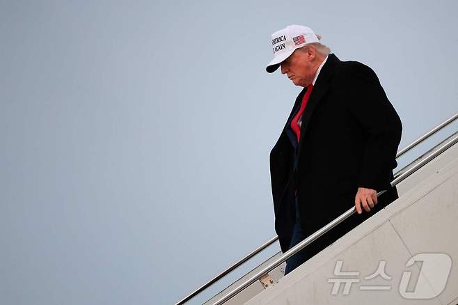 캐나다 알버타 주 남서부에 있는 관광 명소 카나나스키스에서 주요 7개국(G7) 정상회담이 16~17일(현지시간) 열리는 가운데 도널드 트럼프 미국 대통령이 15일 캘거리 국제공항에 도착했다. 2025.06.15 ⓒ AFP=뉴스1 ⓒ News1 최종일 선임기자