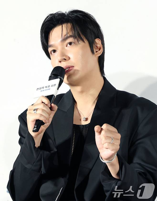 배우 이민호가 17일 서울 광진구 롯데시네마 건대입구에서 열린 영화 '전지적 독자 시점‘(감독 김병우) 제작보고회에 참석해 인사말을 하고 있다. '전지적 독자 시점'은 10년 이상 연재된 소설이 완결된 날 소설 속 세계가 현실이 되어 버리고, 유일한 독자였던 ‘김독자’가 소설의 주인공 ‘유중혁’ 그리고 동료들과 함께 멸망한 세계에서 살아남기 위한 판타지 액션 영화다. 2025.6.17/뉴스1 ⓒ News1 권현진 기자