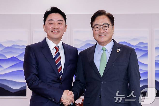 우원식 국회의장(오른쪽)이 17일 서울 여의도 국회에서 강훈식 대통령 비서실장을 접견하며 악수하고 있다. 2025.6.17/뉴스1 ⓒ News1 안은나 기자