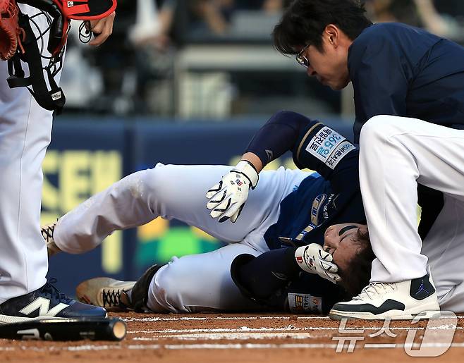 17일 오후 서울 송파구 잠실야구장에서 열린 프로야구 '2025 신한 SOL뱅크 KBO 리그' NC 다이노스와 LG 트윈스의 경기, 2회초 무사 주자 1루 상황 NC 박건우가 LG 선발 에르난데스의 투구에 맞아 괴로워 하고 있다. 2025.6.17/뉴스1 ⓒ News1 박정호 기자