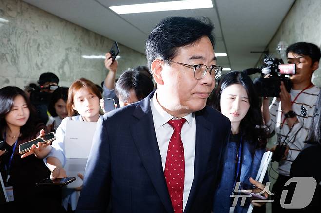 송언석 국민의힘 원내대표가 17일 오후 서울 여의도 국회에서 초선의원들과 비공개 간담회에 참석하고 있다. 2025.6.17/뉴스1 ⓒ News1 안은나 기자