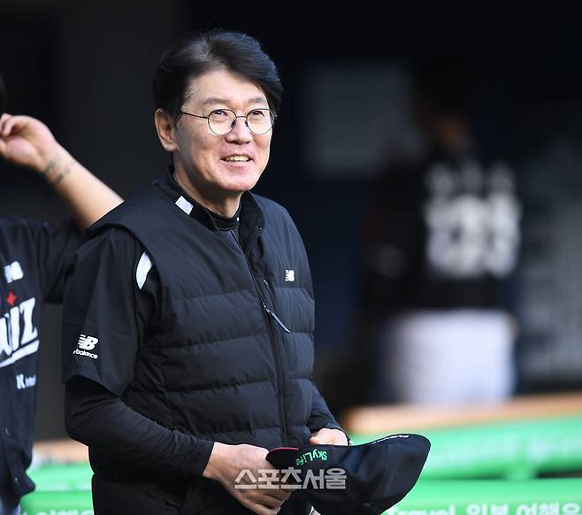 KT 이강철 감독이 잠실구장에서 열린 2025 KBO리그 두산과 경기 전 상대 더그아웃을 향해 인사를 하고 있다. 잠실 | 최승섭기자 thunder@sportsseoul.com