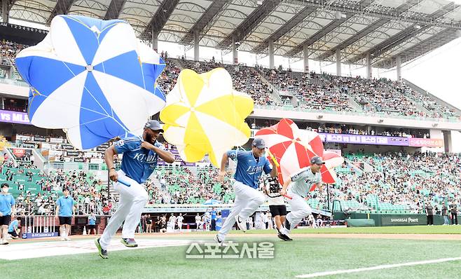 KT 로하스(왼쪽)와 삼성 이승현(가운데), 한화 주현상이 6일 인천SSG랜더스필드에서 진행된 2024 KBO리그 올스타전에 앞서 진행된 썸머레이스에 참가하고 있다. 문학 | 박진업 기자 upandup@sportsseoul.com